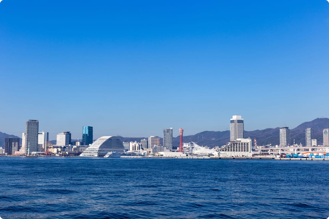 港町の海辺と高層ビル群が広がる風景